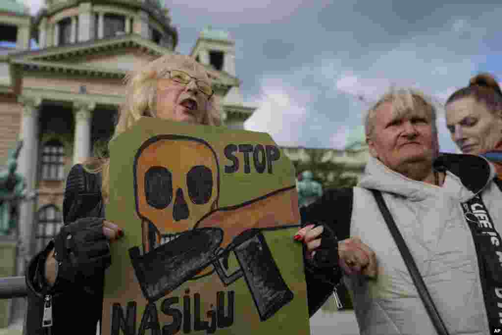 - na fotografiji: jedan od transparenata ispred Skupštine Srbije, Beograd, 8. maj. Protestna šetnja organizovana je, pored Beograda i Novog Sada, u još nekoliko gradova Srbije.