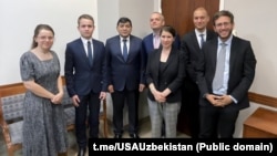 Профессор Хидирназар Аллақулов (чапдан учинчи) ғарблик дипломатлар билан, Тошкент, 2023 йил 14 сентябри (АҚШнинг Ўзбекистондаги элчиси фотоси)