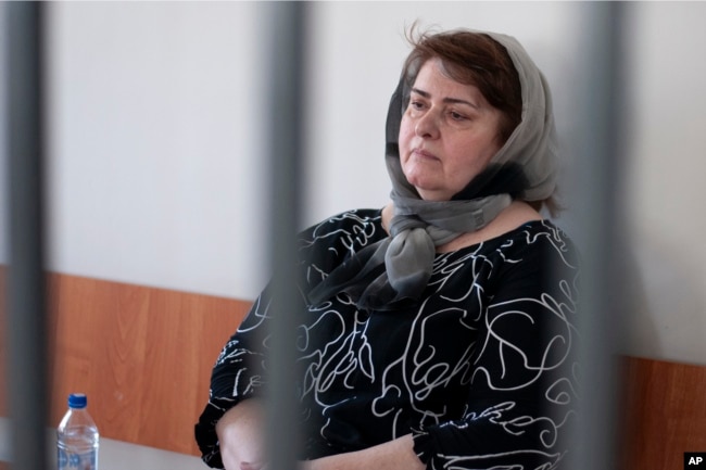 Зарема Мусаева за решеткой в зале суда в Грозном. День оглашения приговора – 4 июля 2023