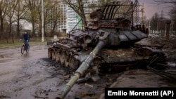 Чи здатний російський ВПК компенсувати втрати РФ в Україні? На світлині – знищений танк на околиці Чернігова, 21 квітня 2022 року