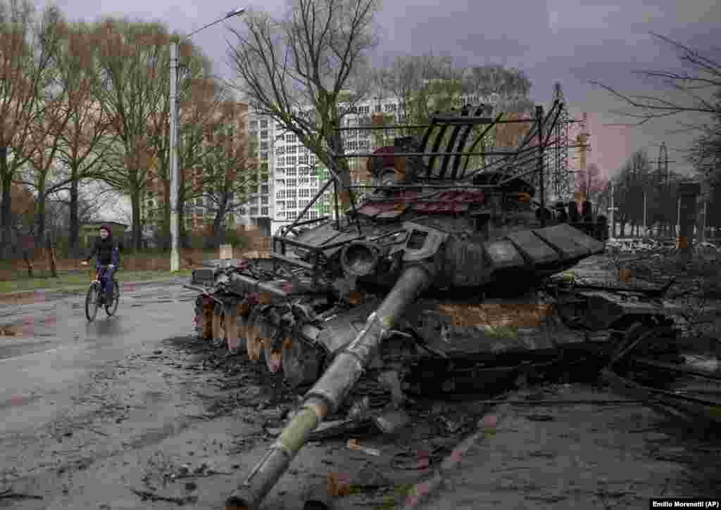 A destroyed Russian tank with the remnants of turret-cage armor in Chernihiv, Ukraine, in April 2022. A Russian tank commander told a journalist that the cages interfered with radio aerials needed for battlefield communications, and made getting in or out of the vehicles -- including in the event of a potential fire -- difficult. &ldquo;We took them off and threw them away,&rdquo; he said. &nbsp;