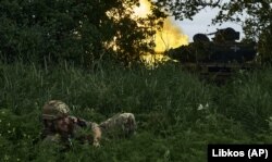 Український танк веде вогонь по російських позиціях на передовій поблизу Бахмуту, Донеччина, 17 червня 2023 року