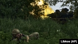 Украинский танк ведет огонь по российским позициям на передовой вблизи Бахмута, Донецкая область, 17 июня 2023 года
