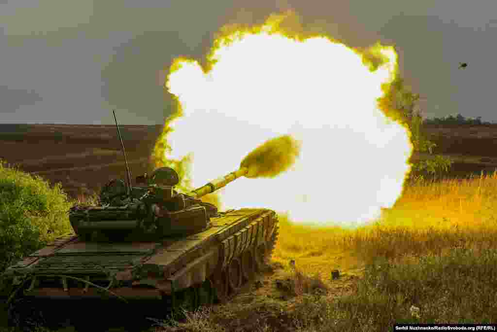Бойова машина відкриває вогонь у бік скупчення російської військової техніки та живої сили в Донецькій області, серпень 2022 року&nbsp;