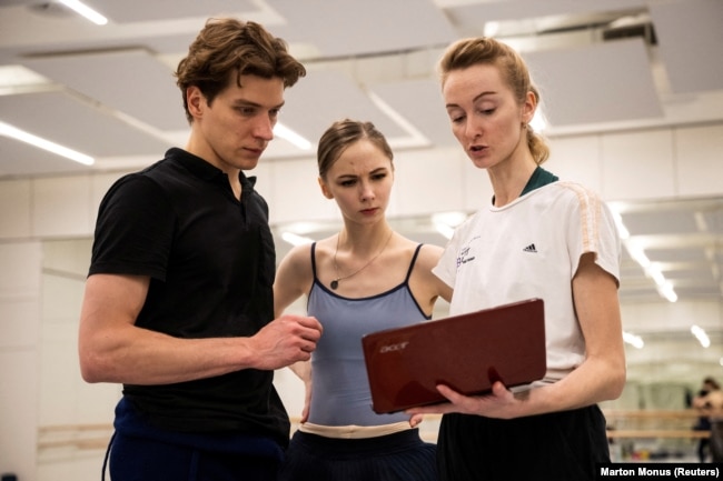 Balerini rus, Boris Zhurilov, dhe balerina Muromtseva duke ndjekur një klasë vallëzimi me mjeshtren Irina Prokofieva.