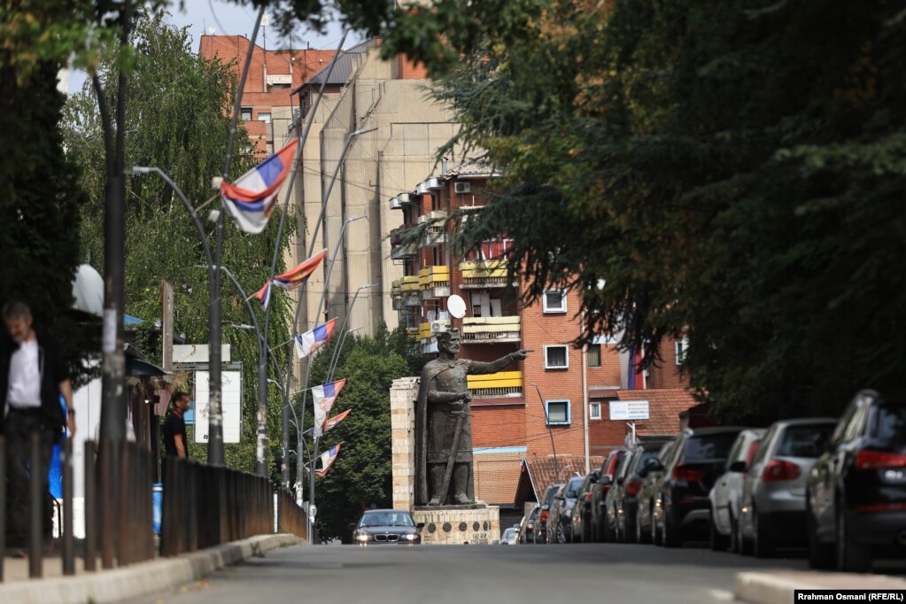 Qendra e Mitrovicës së Veriut me statujën e Car Lazarit.