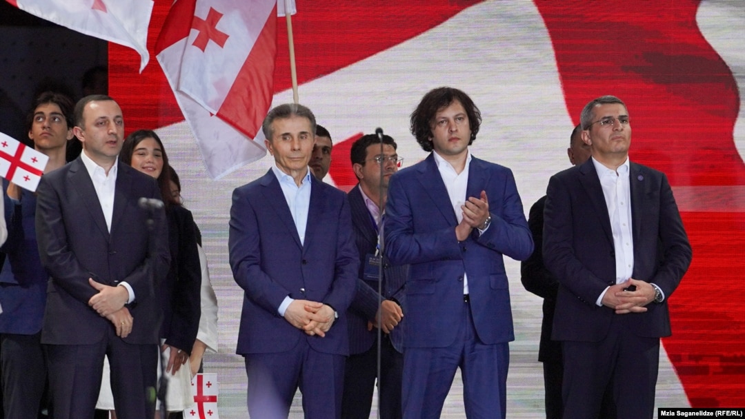 Miliardarul Bidzina Ivanişvili, preşedintele Visului Georgian, considerat omul forte al Georgiei, s-a adresat mulţimii care a organizat contramanifestația.