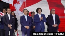 Miliardarul Bidzina Ivanişvili, preşedintele Visului Georgian, considerat omul forte al Georgiei, s-a adresat mulţimii care a organizat contramanifestația.