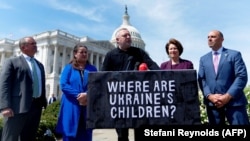 Andrij Kosztyin ukrán főügyész (középen) beszél az ukrán gyermekek elrablásáról tartott tájékoztatón Washingtonban április 19-én