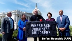 „Unde sunt copiii Ucrainei?” - Procurorul general al Ucrainei, Andri Kostin în timpul unei conferințe de presă în fața clădirii Congresului american, Washington, SUA, 19 aprilie 2023