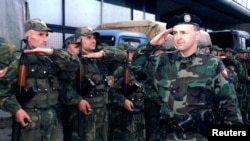  Željko Ražnatović Arkan, vođa dobrovoljačkih jedinica "Tigrovi", pozdravlja jedinice u Prijedoru, sjeverozapadna Bih, 21. oktobra, 1995.