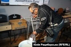 Іван Гузенко набирає воду для себе й 94-річної сестри