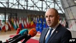 Președintele Bulgariei, Rumen Radev, vorbind înainte de summitul UE, Bruxelles, 23 martie 2023.