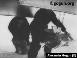 Советские военные загружают оружие массового поражения в военный самолёт, Крайний Север, 1948 г. Архивное фото, копия А. Гогуна