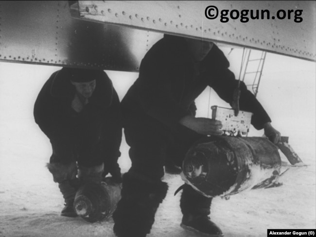 Советские военные загружают оружие массового поражения в военный самолёт, Крайний Север, 1948 г. Архивное фото, копия А. Гогуна