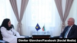 Presidentja e Kosovës, Vjosa Osmani, gjatë takimit me kryeministrin bullgar, Dimitar Glavchev.