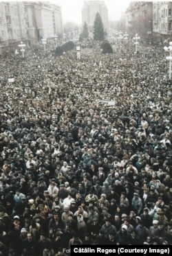 Sute de mii de timișoreni s-au adunat în Piața Operei pe 20 decembrie 1989.