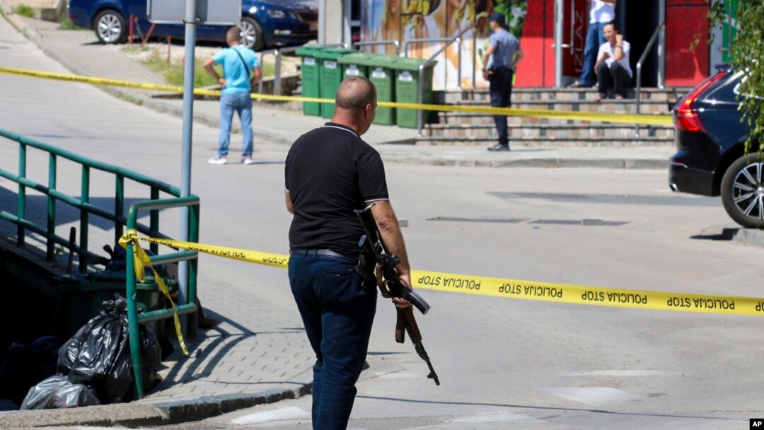 Un polițist bosniac se află la locul crimei, după ce un bărbat a ucis trei persoane, printre care și fosta soție, pe 11 august. El a transmis fapta sa în direct pe Instagram.