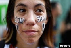 "Bilo ih je 30.000" ispisano na licu osobe koja učestvuje na demonstracijama na kojima se obilježavaju žrtve posljednje diktature u Argentini, Buenos Aires, 24. mart 2024.