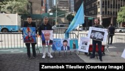 Казахстанские активисты с плакатами на акции в Нью-Йорке. 19 сентября 2023 года