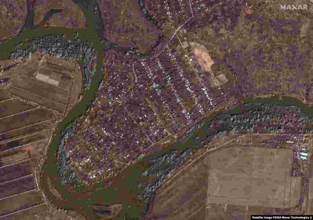 Дома и постройки вдоль реки Урал до и во время паводков. Региональные власти оценивают ущерб примерно в 223 миллиона долларов