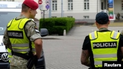 У різних містах провели понад 10 обшуків. Шістьох людей затримали, одну заарештували, двох іноземців оголосили в розшук