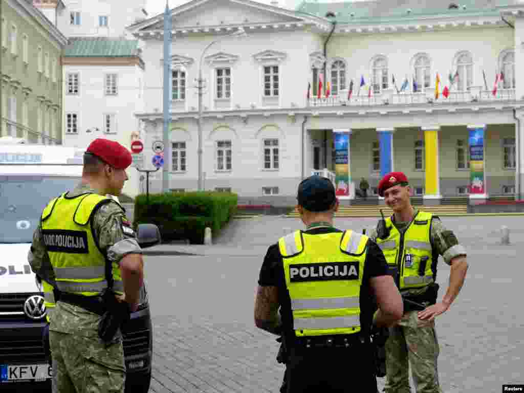 Oficerët e policisë dhe ushtarët e ushtrisë lituane mblidhen afër Pallatit Presidencial në Vilnius, Lituani, 10 korrik 2023.