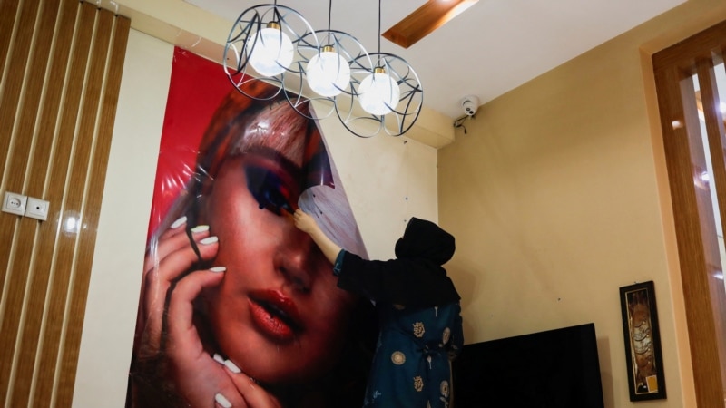 Përtej bukurisë: Dëshpërimi i grave afgane nga mbyllja e salloneve