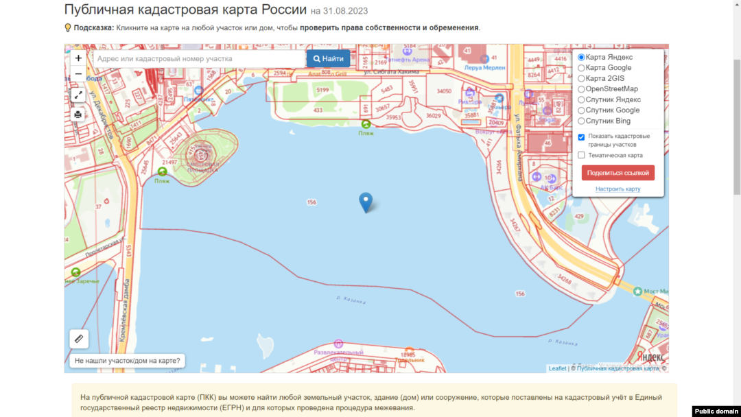 Река Казанка на публичной кадастровой карте закрашена светло-синим. Видно, что "земельный участок" с номером 156 находится полностью в её акватории.