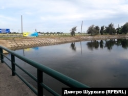 Северокрымский канал летом 2019 года: полноводный и обезвоженный (возле административного предела оккупированного Крыма)