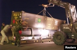Ракета Storm Shadow готовится к загрузке на военный самолет Tornado GR4 Королевских военно-воздушные сил Великобритании в рамках операции в Персидском заливе. Ирак, 21 март 2003 года