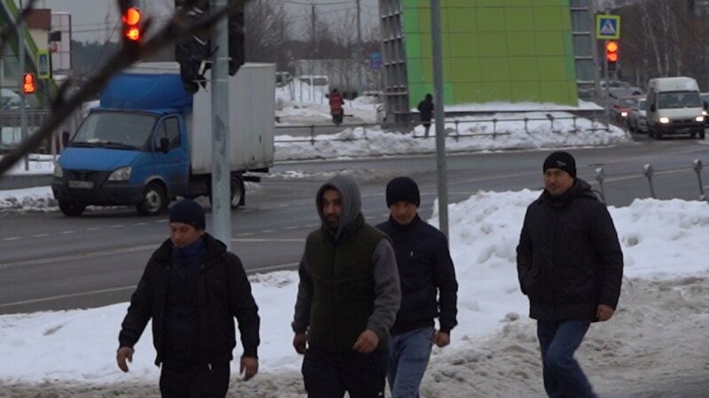 Орусияда метро станциясында соода кылган мигранттар текшерилди