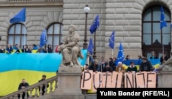 Українці виходять на контракції з українськими, чеськими та прапорами ЄС