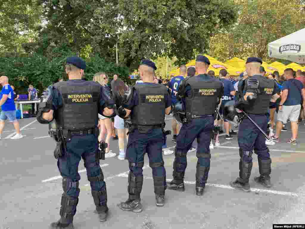 Navijači i policija ispred stadiona Maksimir u Zagrebu.