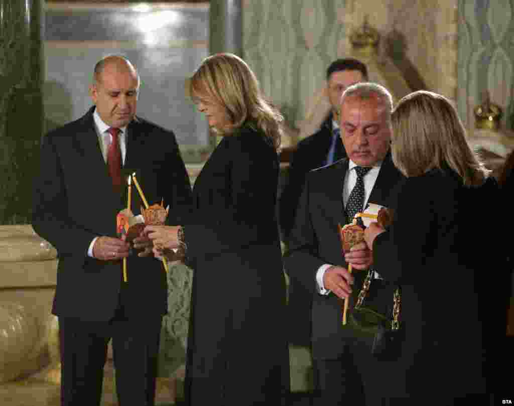 На богослужението присъстваха президентът Румен Радев и неговата съпруга Десислава Радева, служебният министър-председател Гълъб Донев със съпругата му. Те също запалиха свещи по случай празника.&nbsp;