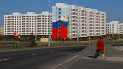 Новоотстроенные дома в Мариуполе с патриотическими муралами