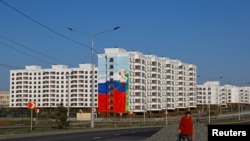 Новозведені російськими окупантами будинки в Маріуполі