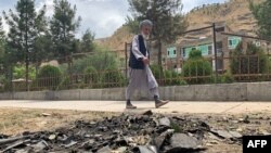 Afganistanac prolazi pored mjesta na kojem je izvršen napad u okrugu Faizabad, 6. juni 2023.