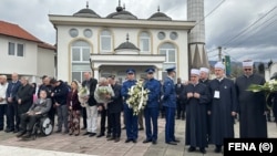 Delegacije, među kojima i reisu-l-ulema Islamske zajednice u BiH Husein efendija Kavazović (treći zdesna, prvi red), prisustvovali su obilježavanju godišnjice zločina u Ahmićima, 16. april 2023.