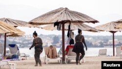 Turistkinje namazane ljekovitim blatom na Kraljičinoj plaži u Ninu blizu Zadra, 13. srpnja 2023.