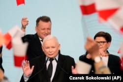 Liderul partidului conservator Lege și Justiție, Jaroslaw Kaczynski (centru), salută susținătorii în ziua alegerilor regionale și locale din Varșovia, Polonia, 7 aprilie 2024.