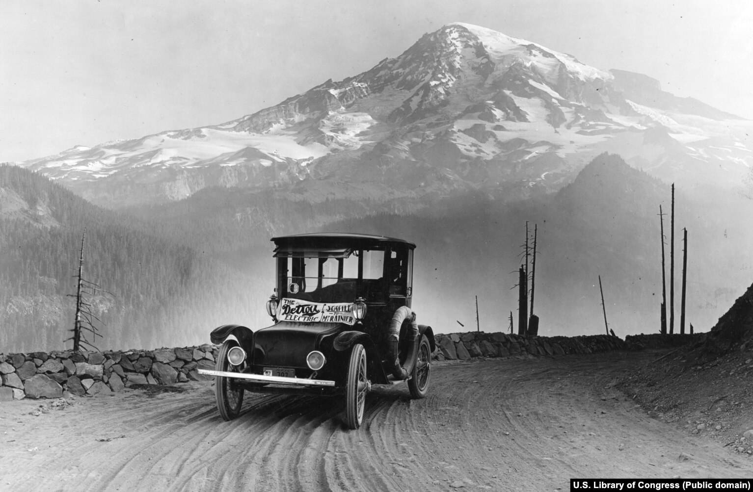 Një Detroit Electric në një rrugë përballë malit Rainer të Uashingtonit në vitin 1919. Vetura elektrike e hershme mund të udhëtonte deri rreth 130 kilometra, por lëvizte jashtëzakonisht ngadalë.