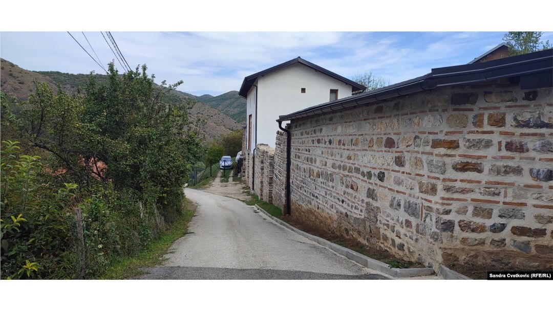 Kështu dukej një rrugë në fshatin Banjskë.