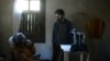فرهاد ویلکیجی (نشسته) در کنار علی مصفا در پشت‌صحنۀ فیلم «ژرفنای شب»