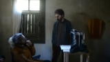 فرهاد ویلکیجی (نشسته) در کنار علی مصفا در پشت‌صحنۀ فیلم «ژرفنای شب»