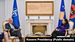 Presidentja e Kosovës, Vjosa Osmani, e pret në takim ndihmëssekretarin e Përgjithshëm të NATO-s për Çështje të Jashtme dhe Siguri, Boris Ruge, 20 gusht 2024.