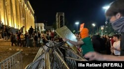 აქციის მონაწილეებმა ჩიტაძის ქუჩაზე ბარიკადები აღმართეს.