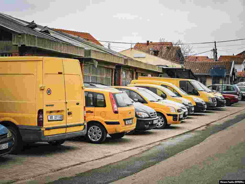 Dhjetëra vetura janë të parkuara pranë objektit të Postës së Serbisë në qytetin e Graçanicës.