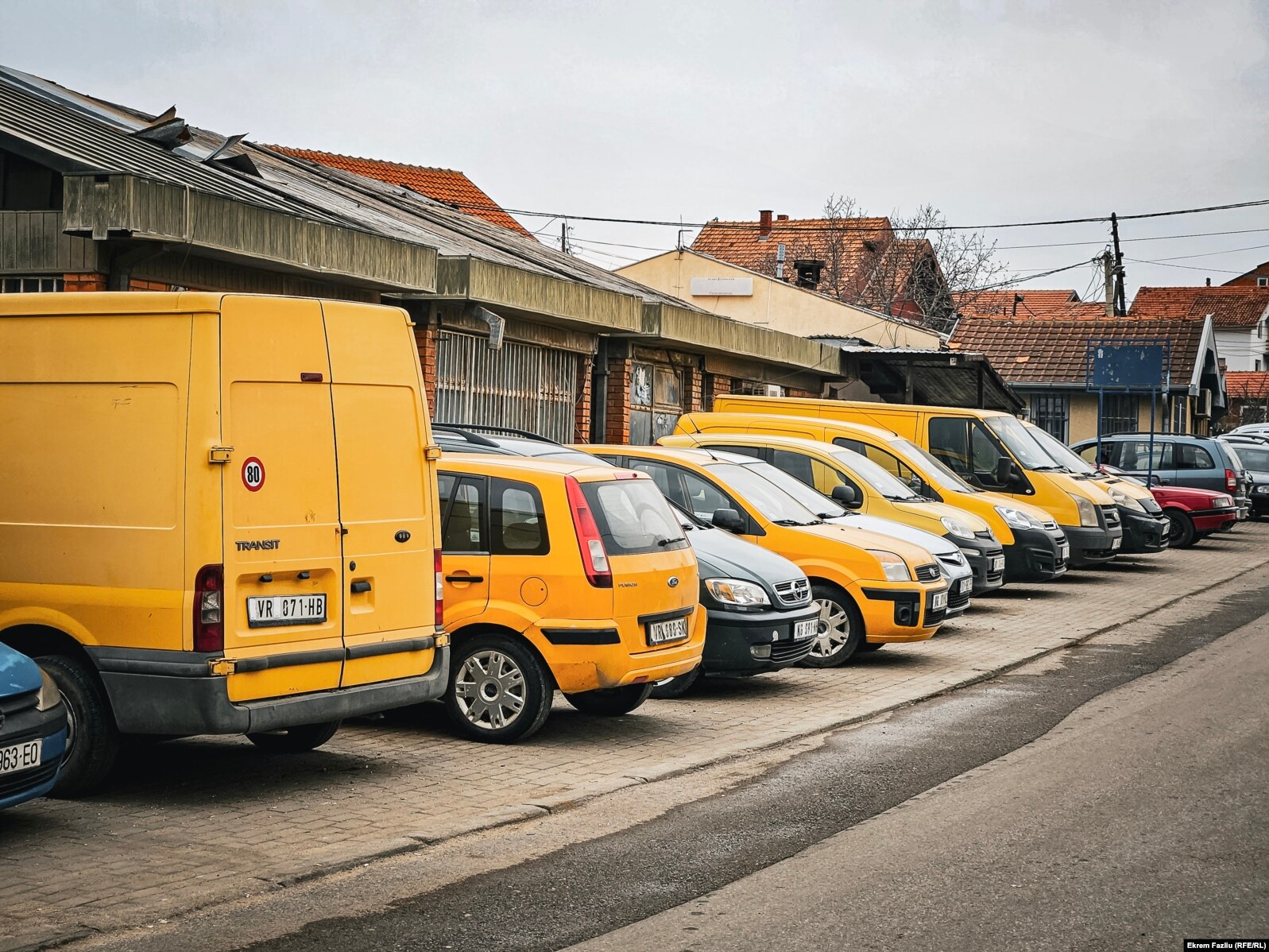 Parkirana poštanska vozila u Gračanici.