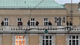 Вооруженная полиция на балконе здания Карлова университета в Праге, 21 декабря 2023 года